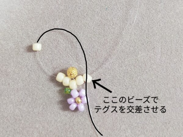 小さなビーズで作るお花のイヤリングの作り方