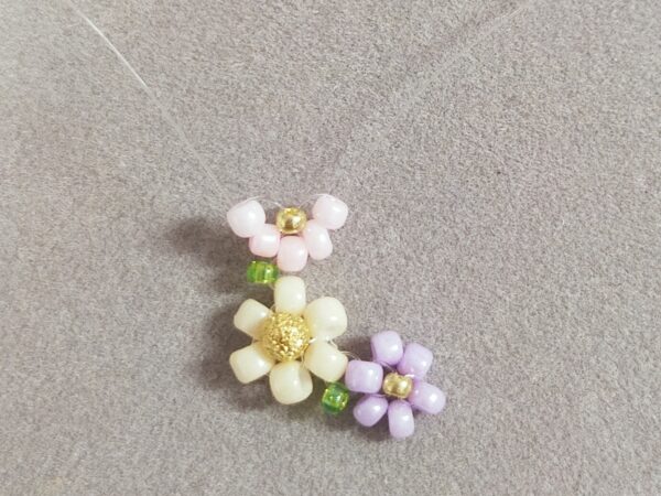 小さなビーズで作るお花のイヤリングの作り方
