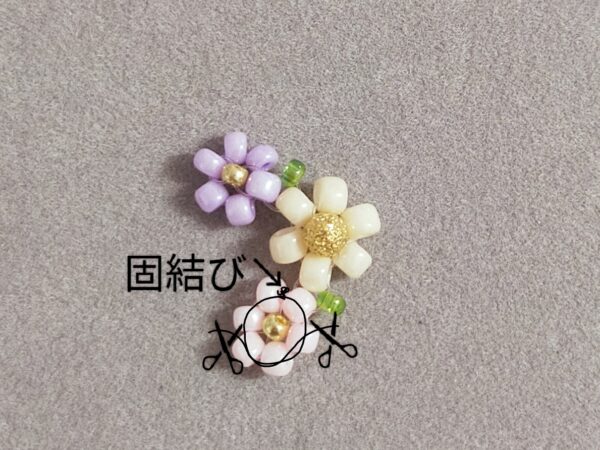 小さなビーズで作るお花のイヤリングの作り方