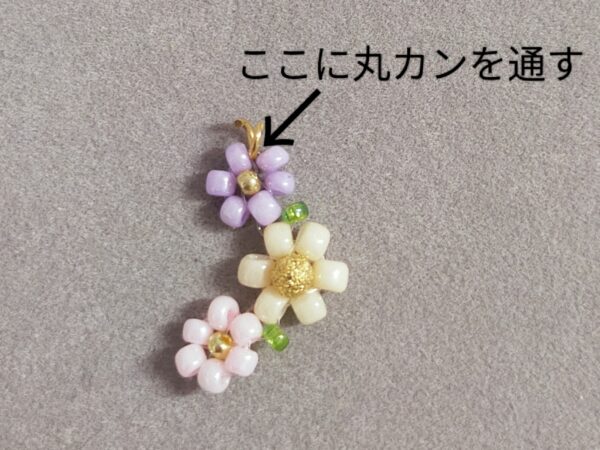 小さなビーズで作るお花のイヤリングの作り方
