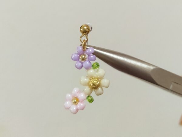 小さなビーズで作るお花のイヤリングの作り方
