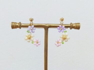 小さなビーズで作るお花のイヤリングの作り方